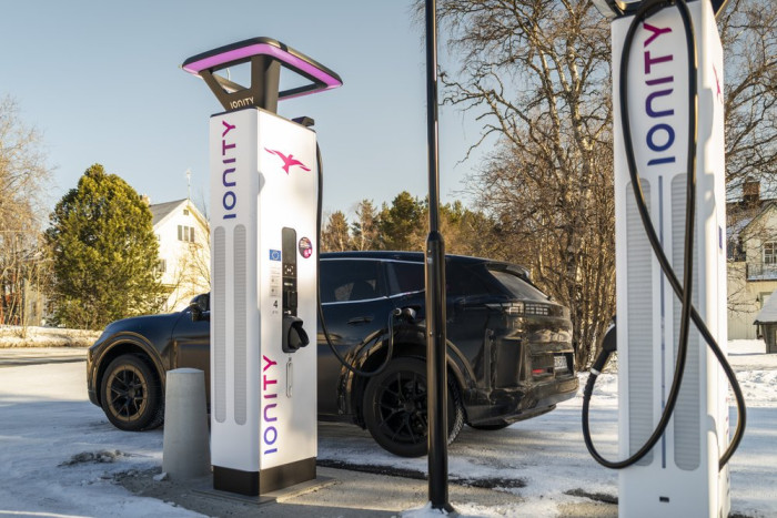 Ladetest während der Erprobungsphase: Der Porsche Cayenne lädt in 16 Minuten von 10 auf 80 Prozent. (Bild: Porsche)